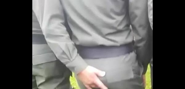  POLICIA TENIENTE MANOSEA A SU COMPAÑERO CAPITÁN EN PLENA FORMACIÓN